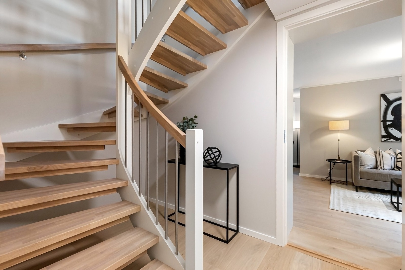 Lakkert tretrapp med trinn i eik mellom etasjene. Galleribilde