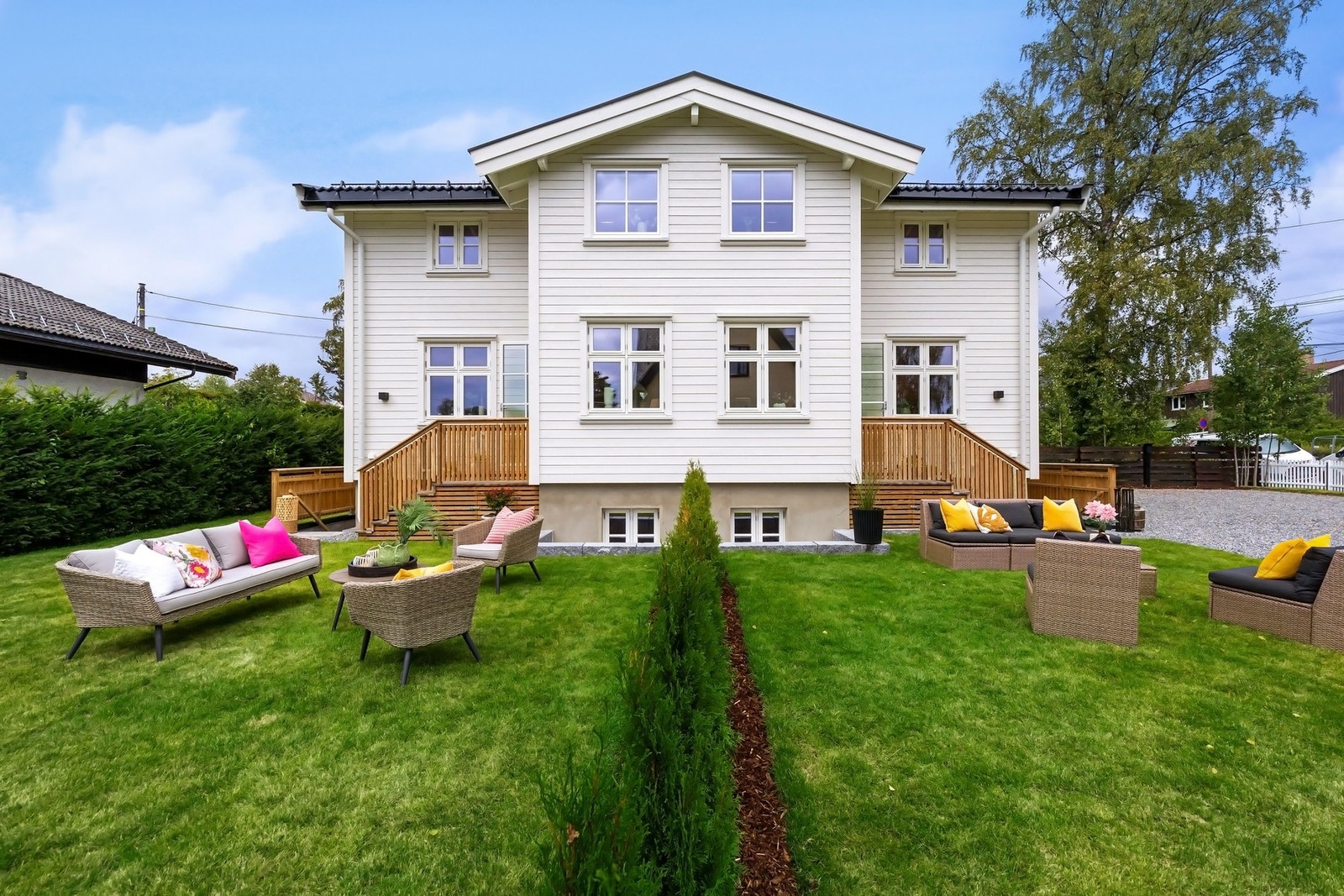 Det er plantet hekk mellom naboene som gir private soner i hagen. God plass for utemøblement, grill og annet. Galleribilde