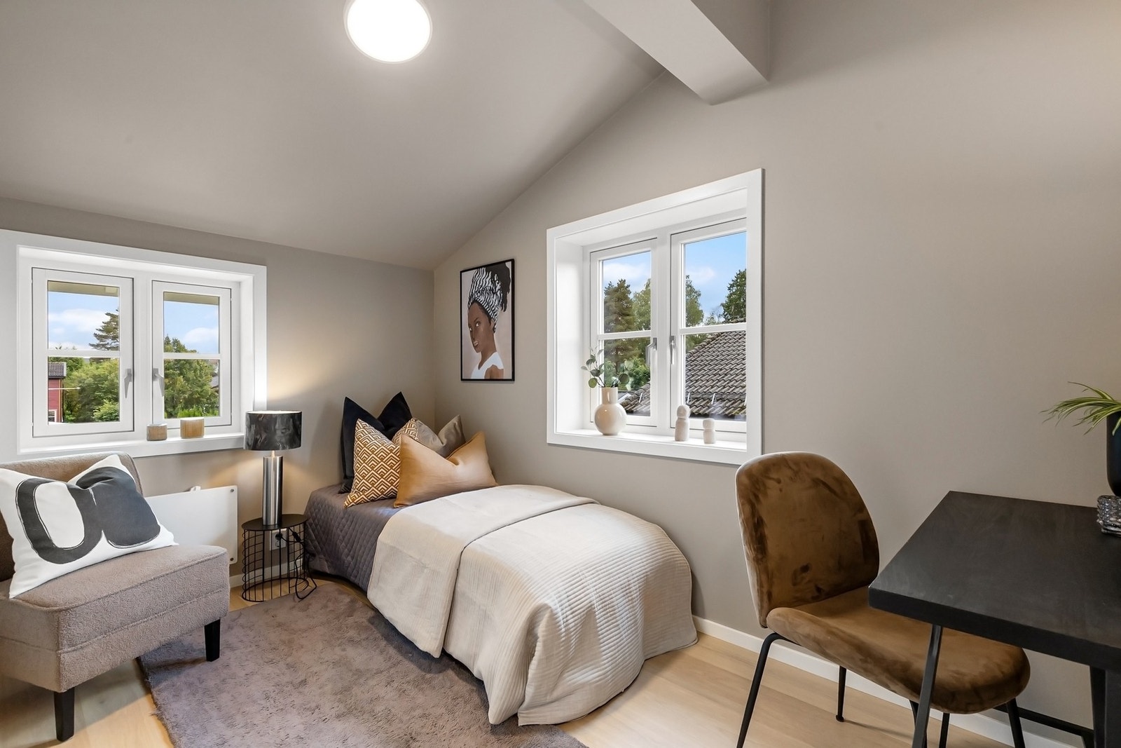 Soverom 2. Soverommene har gode lysforhold og fremstår som funksjonelle både for familie og gjester. Galleribilde
