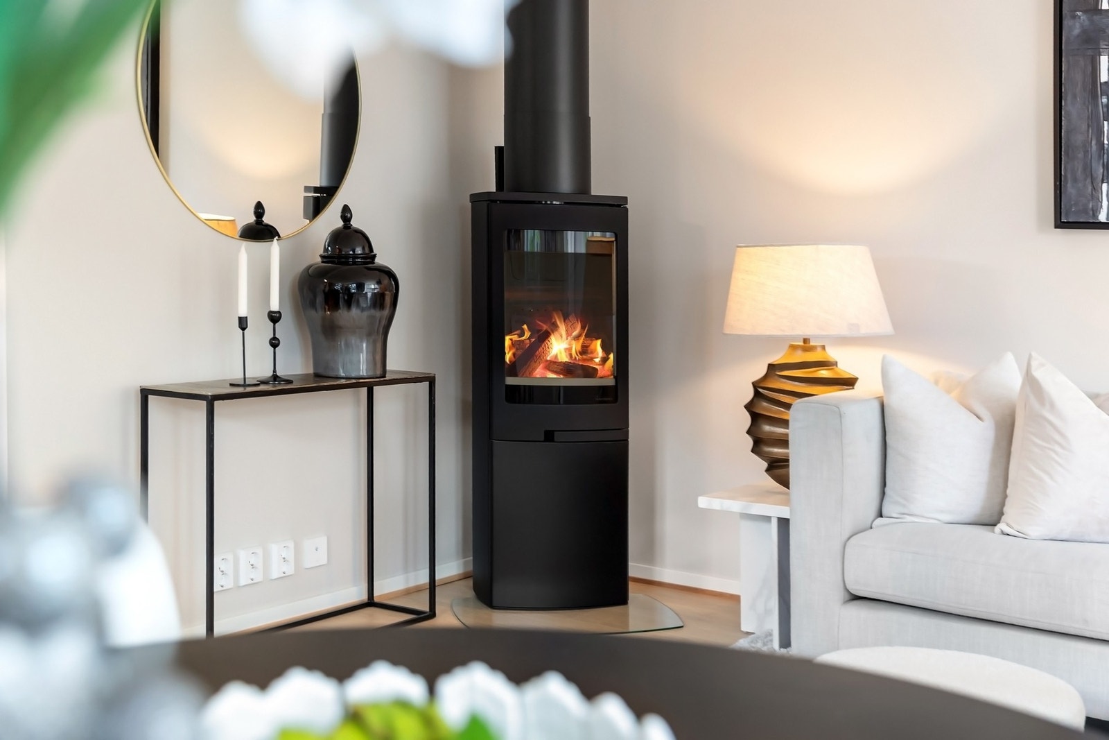 I stuen er det pipeløp og montert peis som kan benyttes som tilleggsvarme og for lun atmosfære. Galleribilde