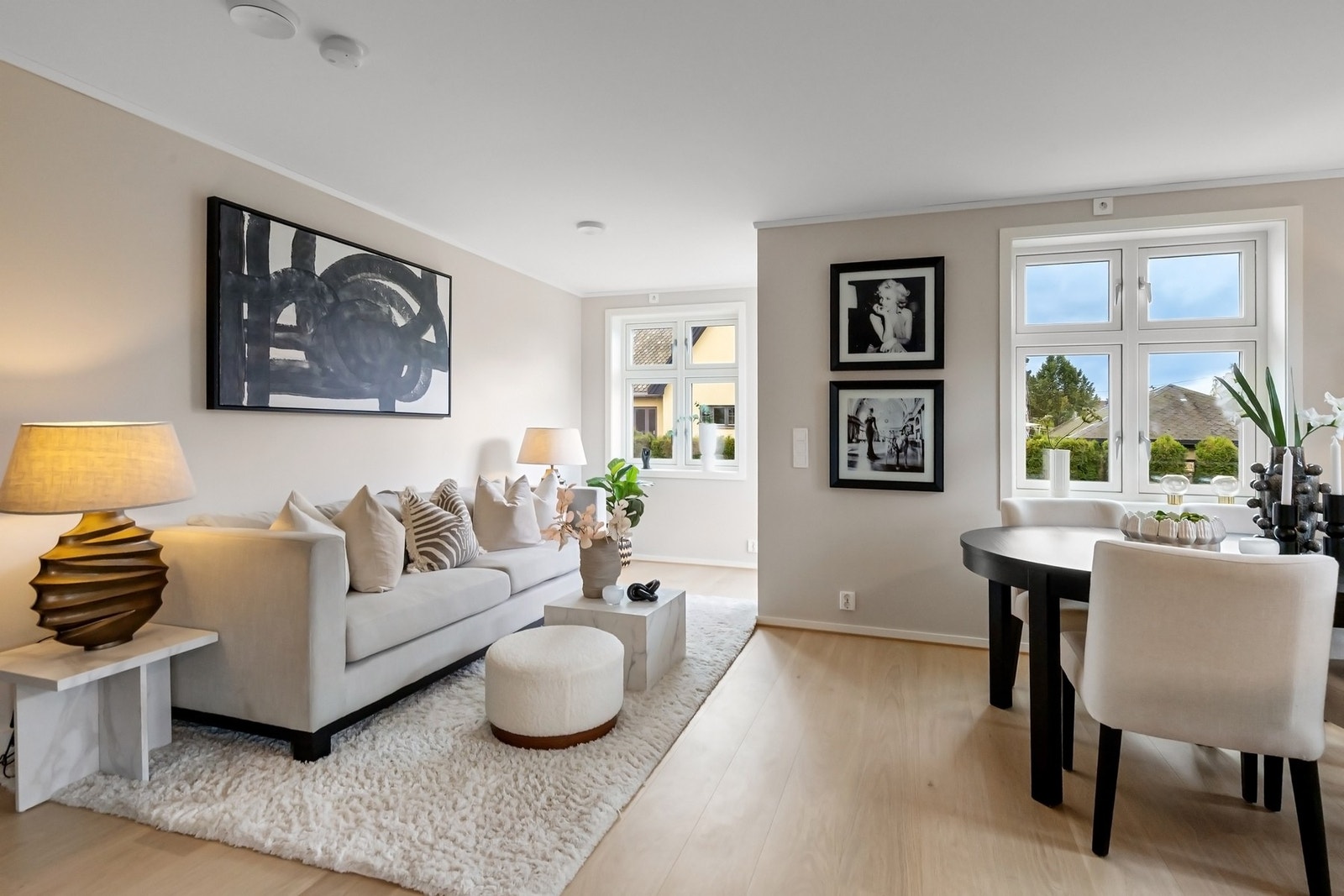 Store vindusflater slipper inn rikelig med dagslys i stuen. Galleribilde