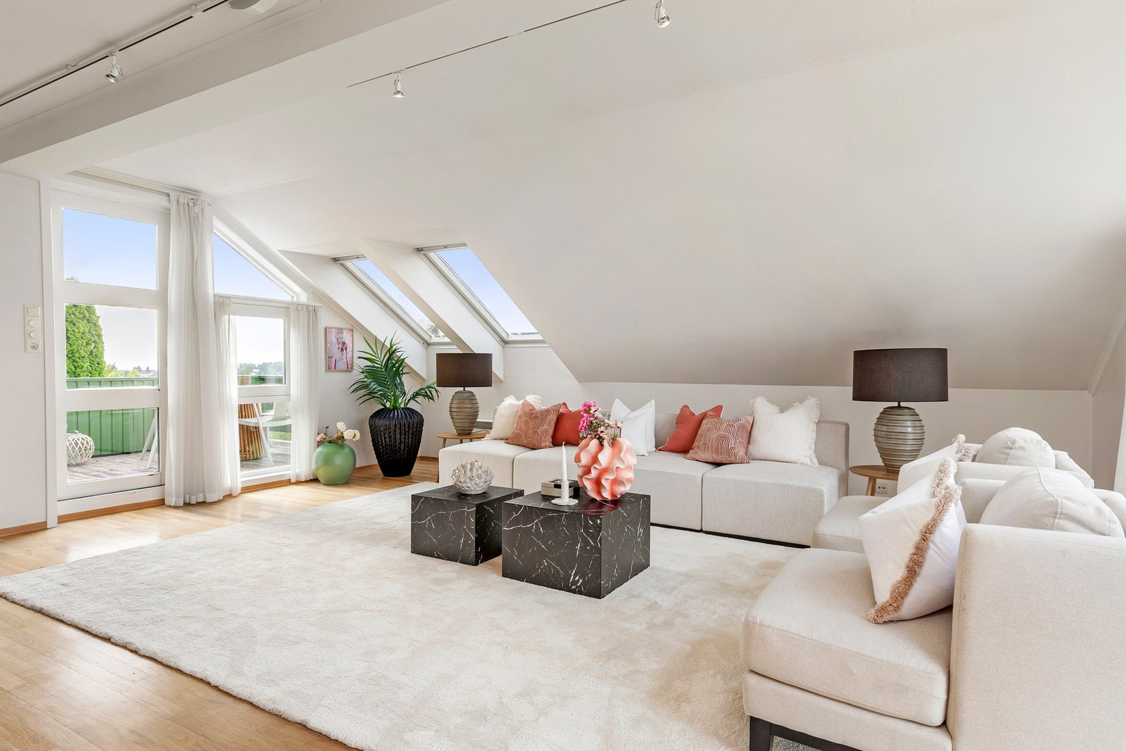 Stuen har god plass til flere sittegrupper, salongbord og TV. Se pkt. ferdigattest vedr. mulige fasadeendringer Galleribilde