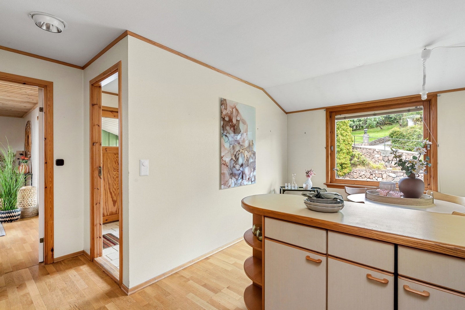 Kjøkkenet ligger fint til vegg-i-vegg med grovkjøkkenet på den ene siden, og spisestuen på den andre Galleribilde