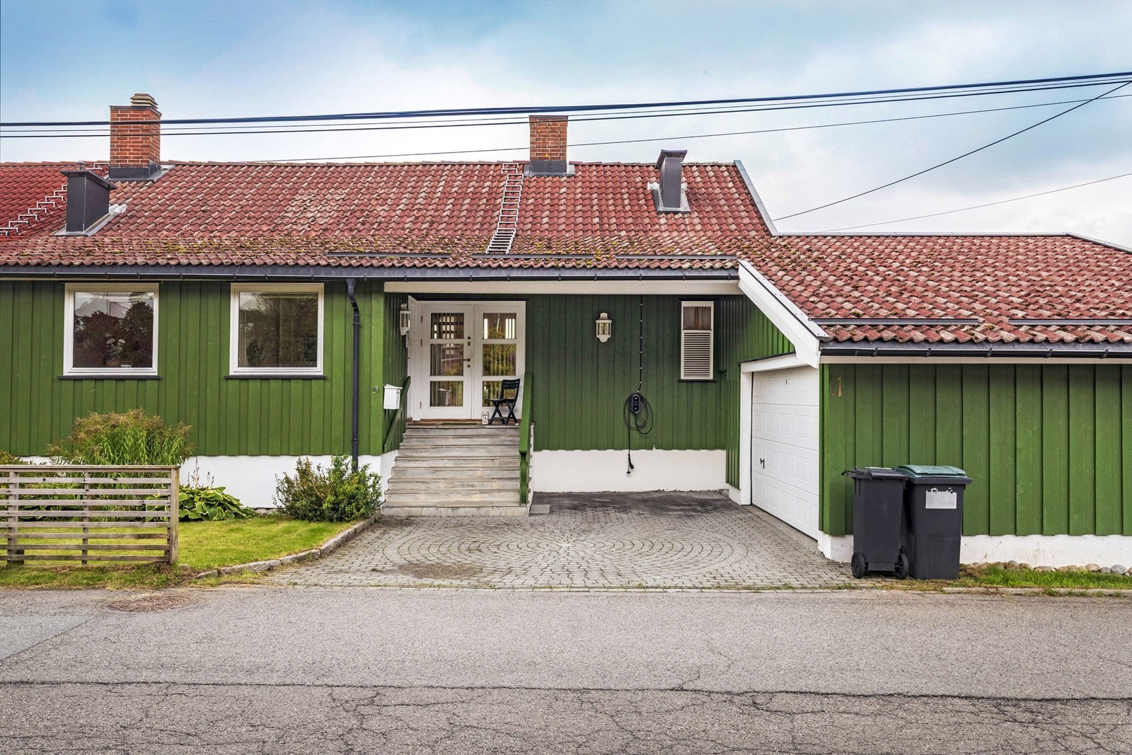 Inngangsparti. Elbillader er montert på fasaden Galleribilde