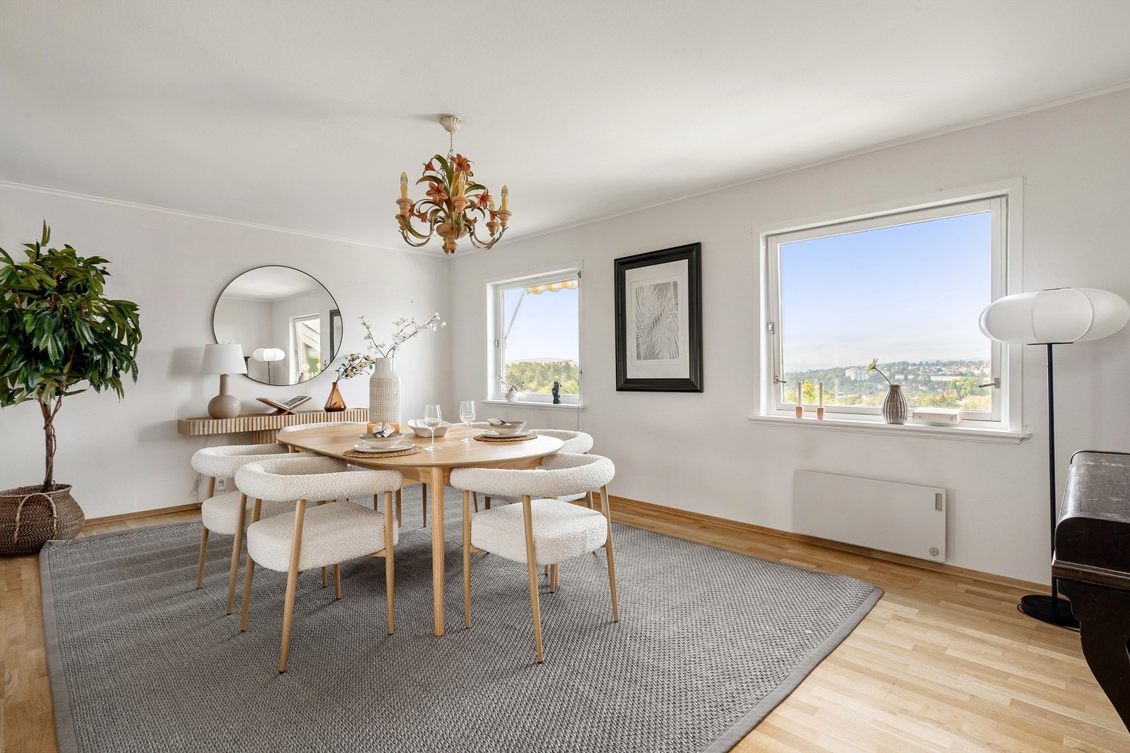 Spisestuen er romslig og med plass til et større spisebord Galleribilde