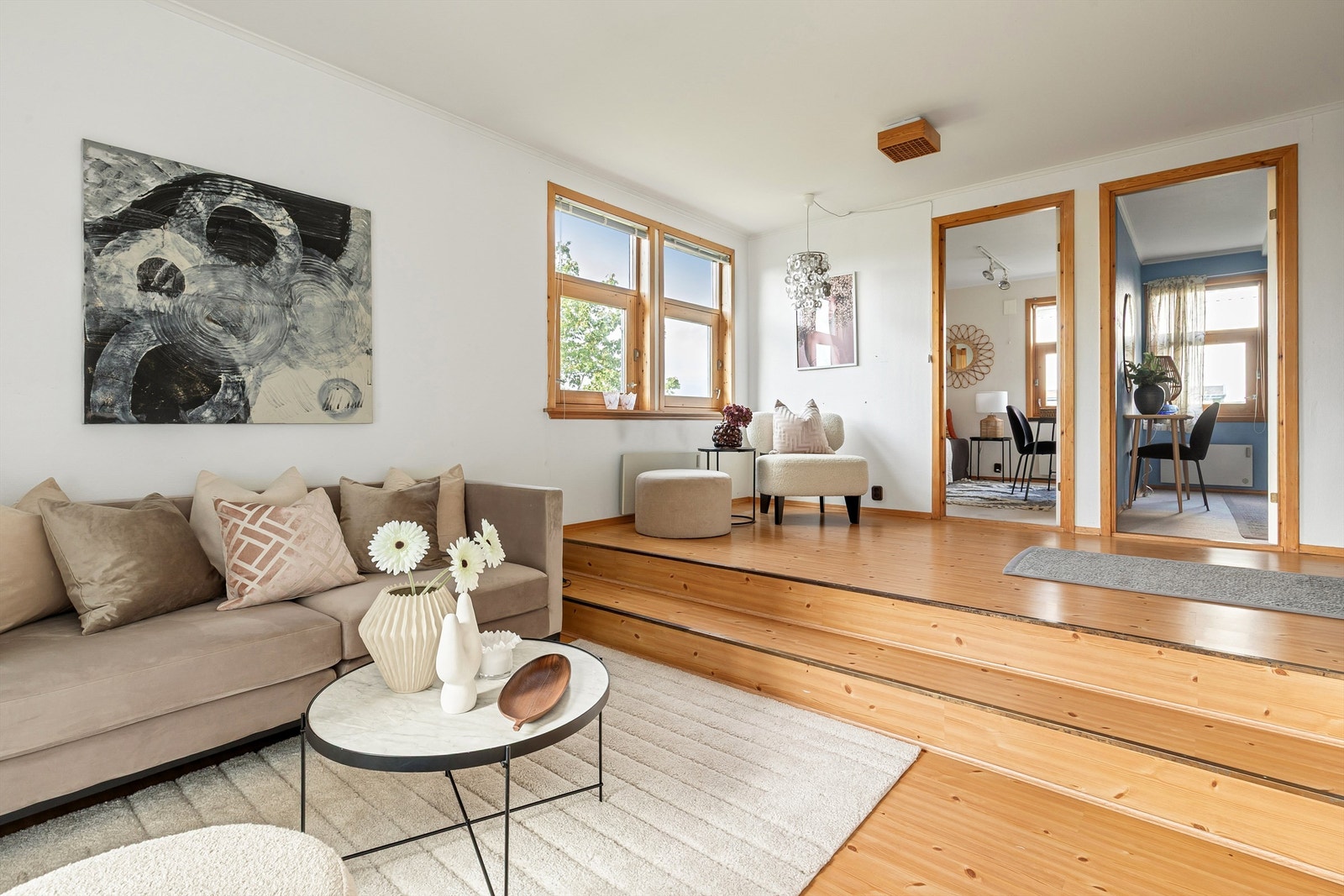 Kjellerstuen passer ypperlig som en TV-stue eller som et ekstra oppholdsrom til barna Galleribilde