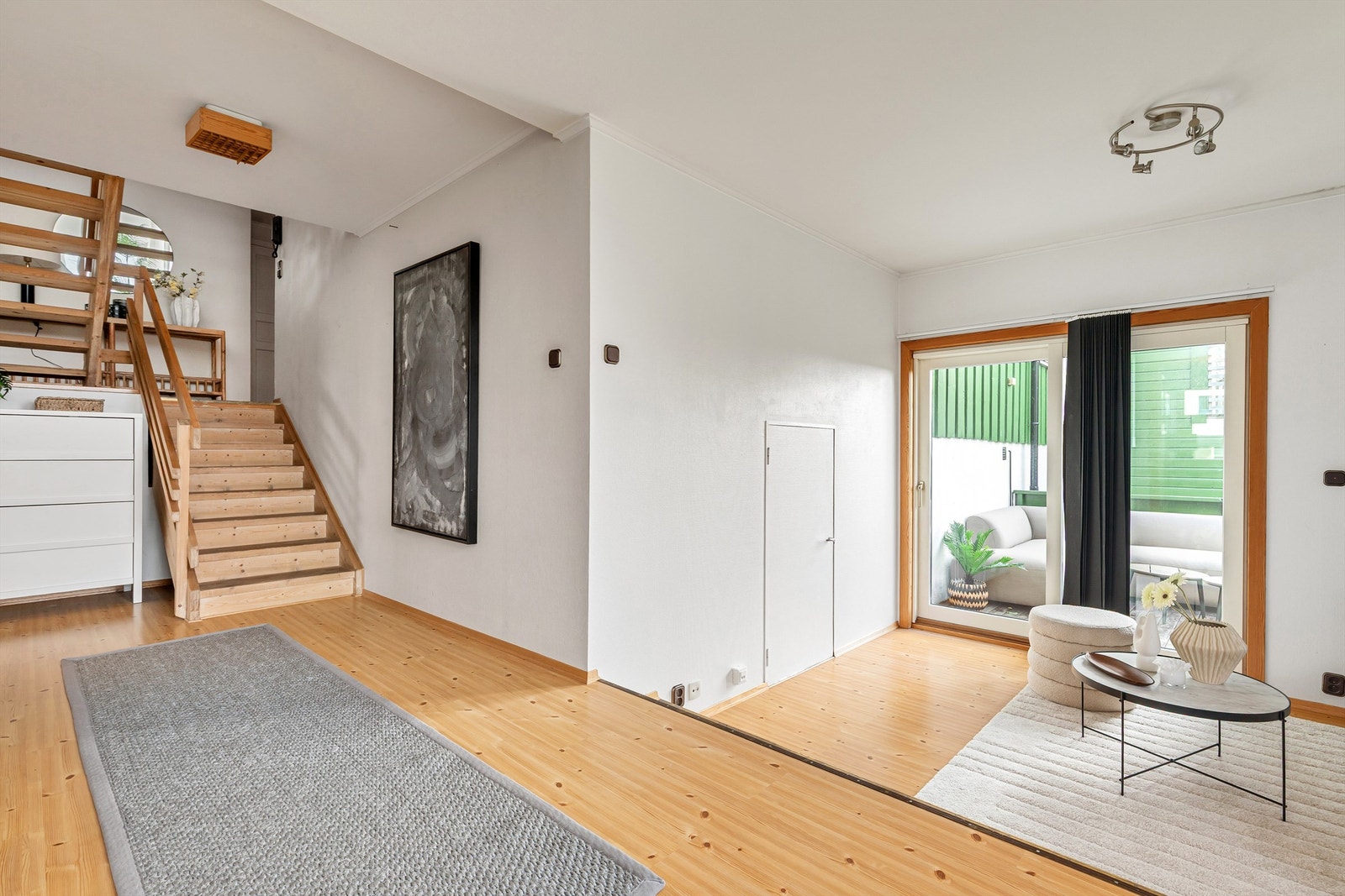 Kjellerstuen har utgang til en terrasse med trapp ned til hagen Galleribilde