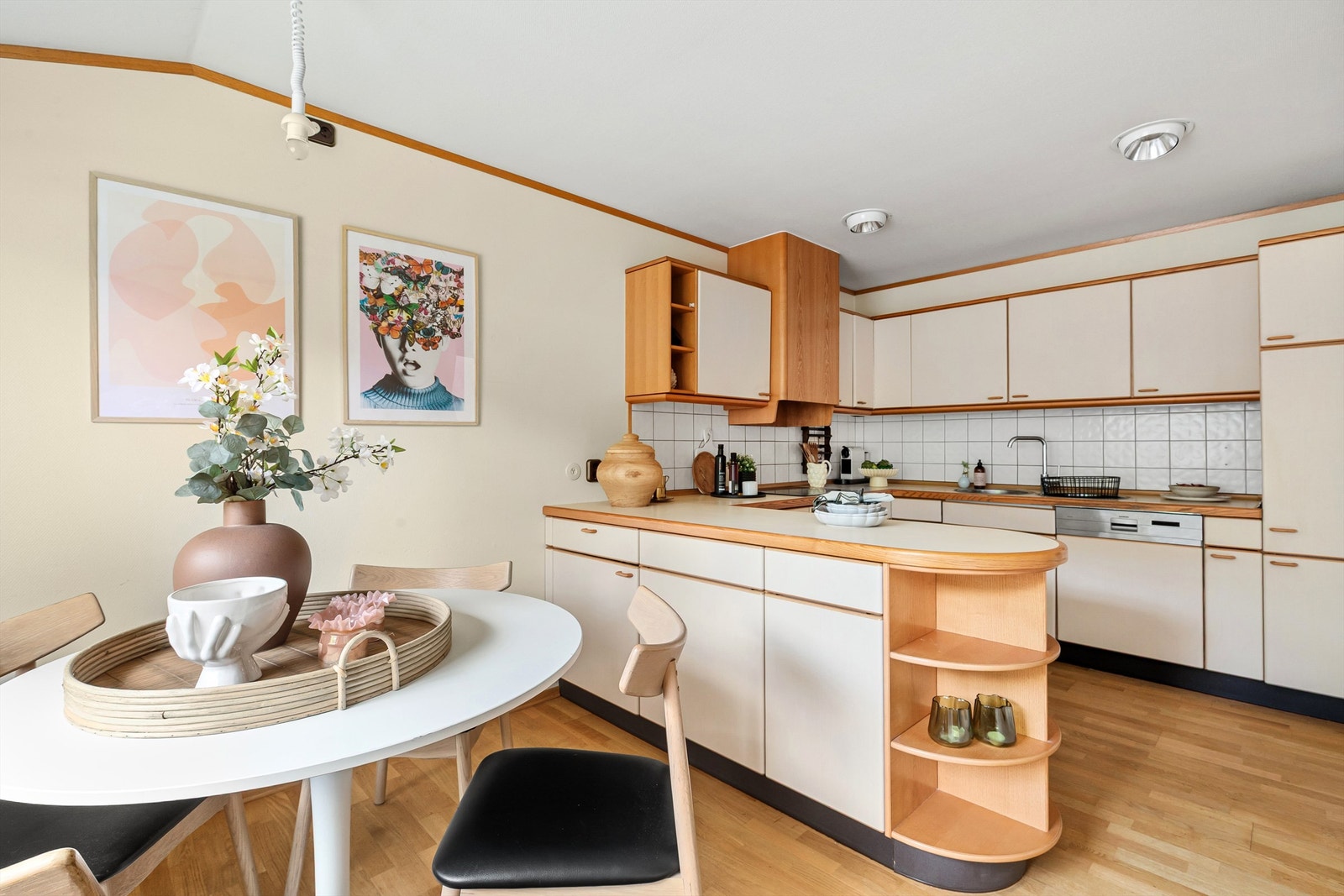 Det er også en koselig plass til et spisebord på kjøkkenet ved vinduet Galleribilde