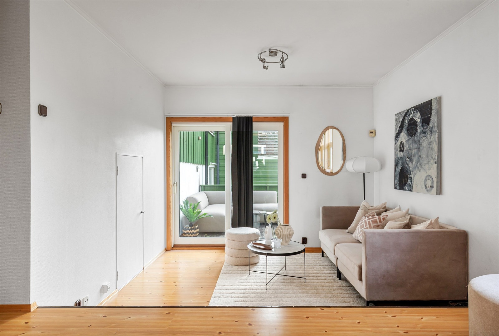 Bak døren til venstre er det god lagringsplass i kjeller Galleribilde