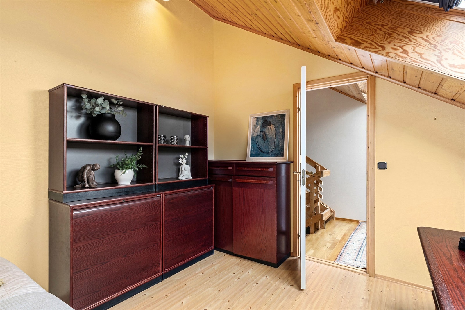 Rom i loftsetasjen som passer ypperlig som kontor, gjesterom eller soverom Galleribilde