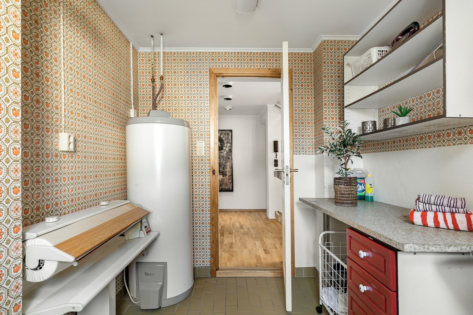 Vaskerommet er innredet med utslagsvask, opplegg til vaskemaskin, varmtvannsbereder og god plass til øvrig lagring av tørkestativ, støvsuger ol. Galleribilde