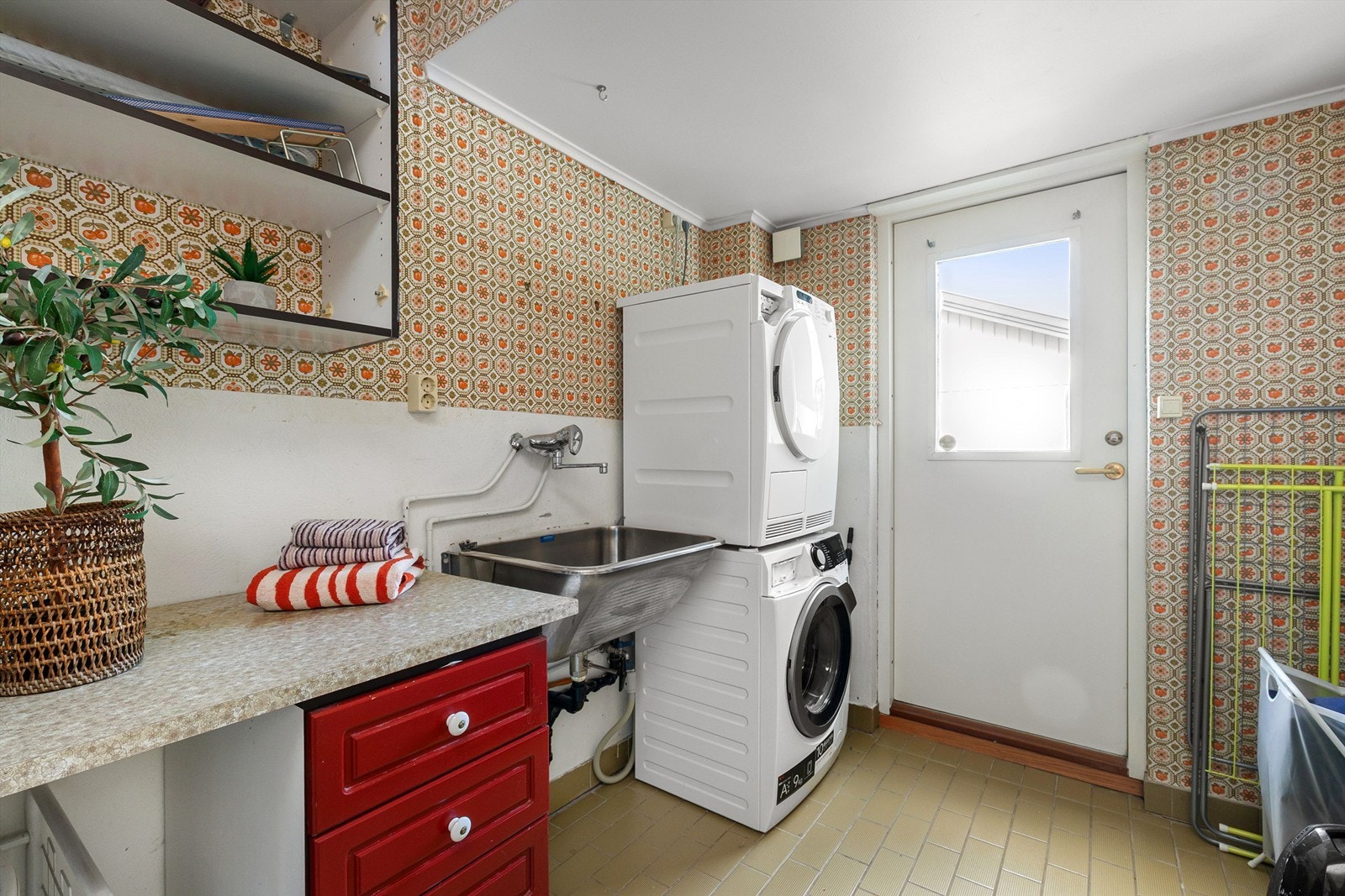 Fra vaskerommet er det en bakdør ut til terrenget Galleribilde