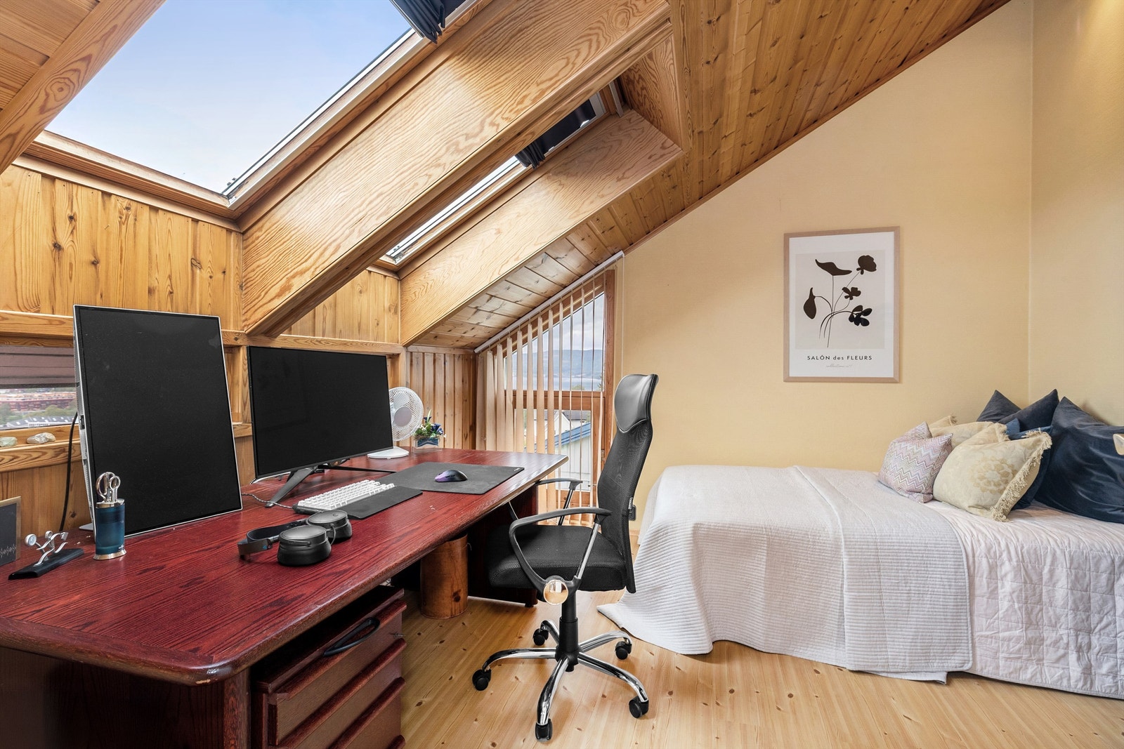 Rommet har flere vinduer som byr på herlige lysforhold Galleribilde