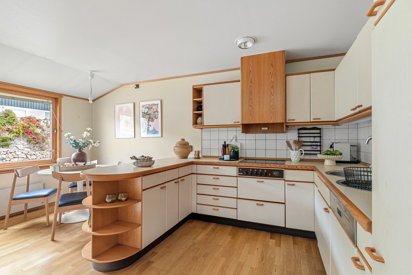 Lys kjøkkeninnredning (tysk kjøkkenleverandør) med slette fronter og god plass til oppbevaring i skap Galleribilde