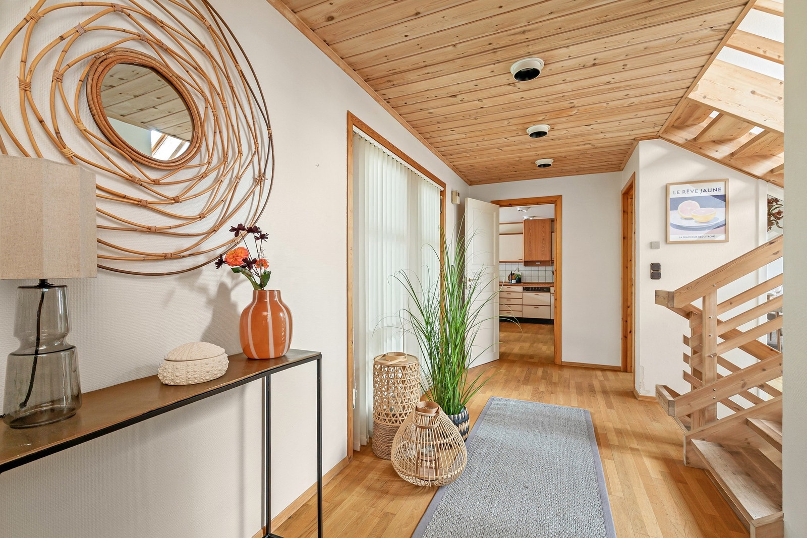 Gang med adkomst til flere av rommene i 1. etasje samt trapperommet som leder til underetasjen og loftsetasjen Galleribilde