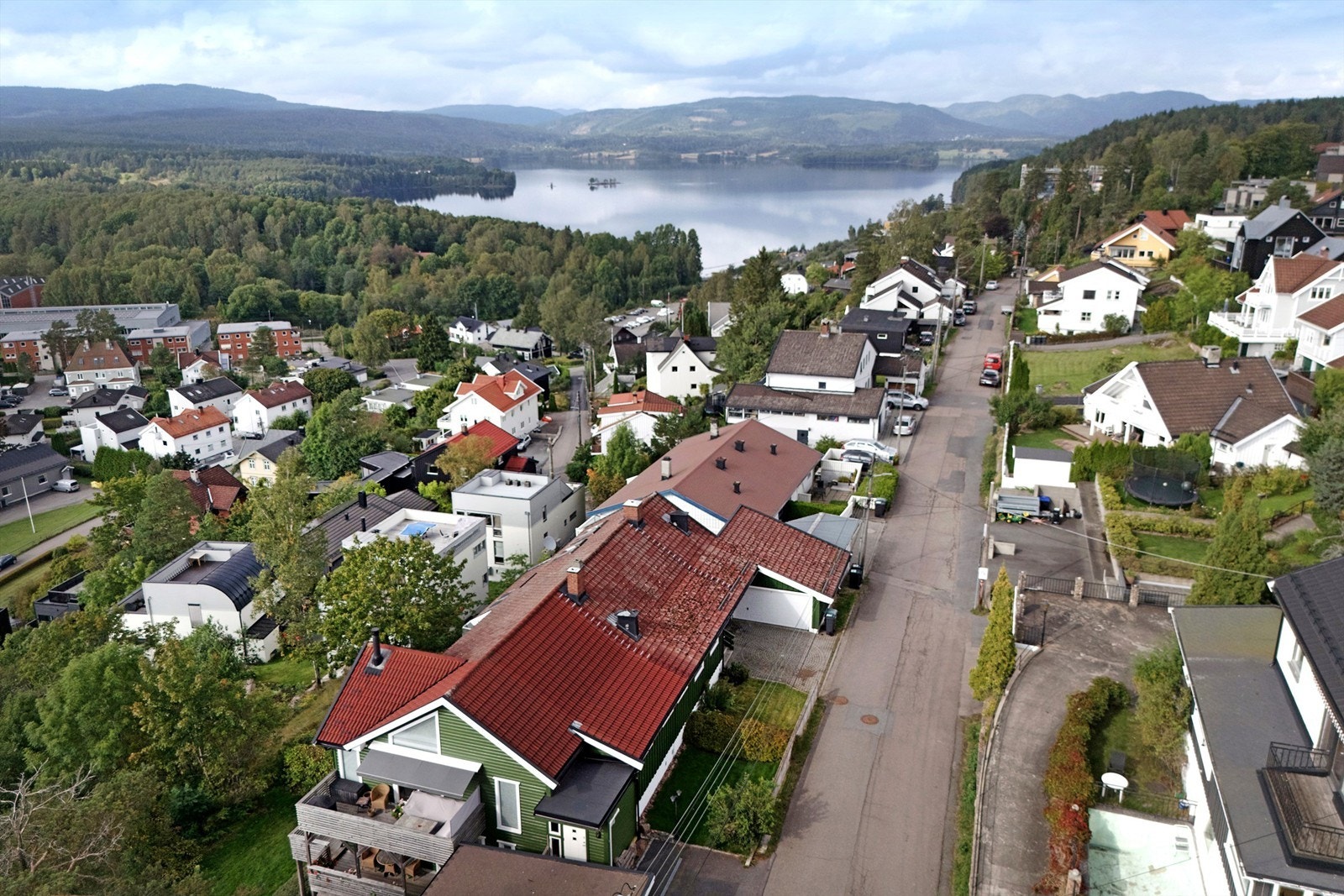 Velkommen til Fallanveien 11A - En romslig halvpart av en vertikaldelt tomannsbolig med meget flott beliggenhet! Galleribilde