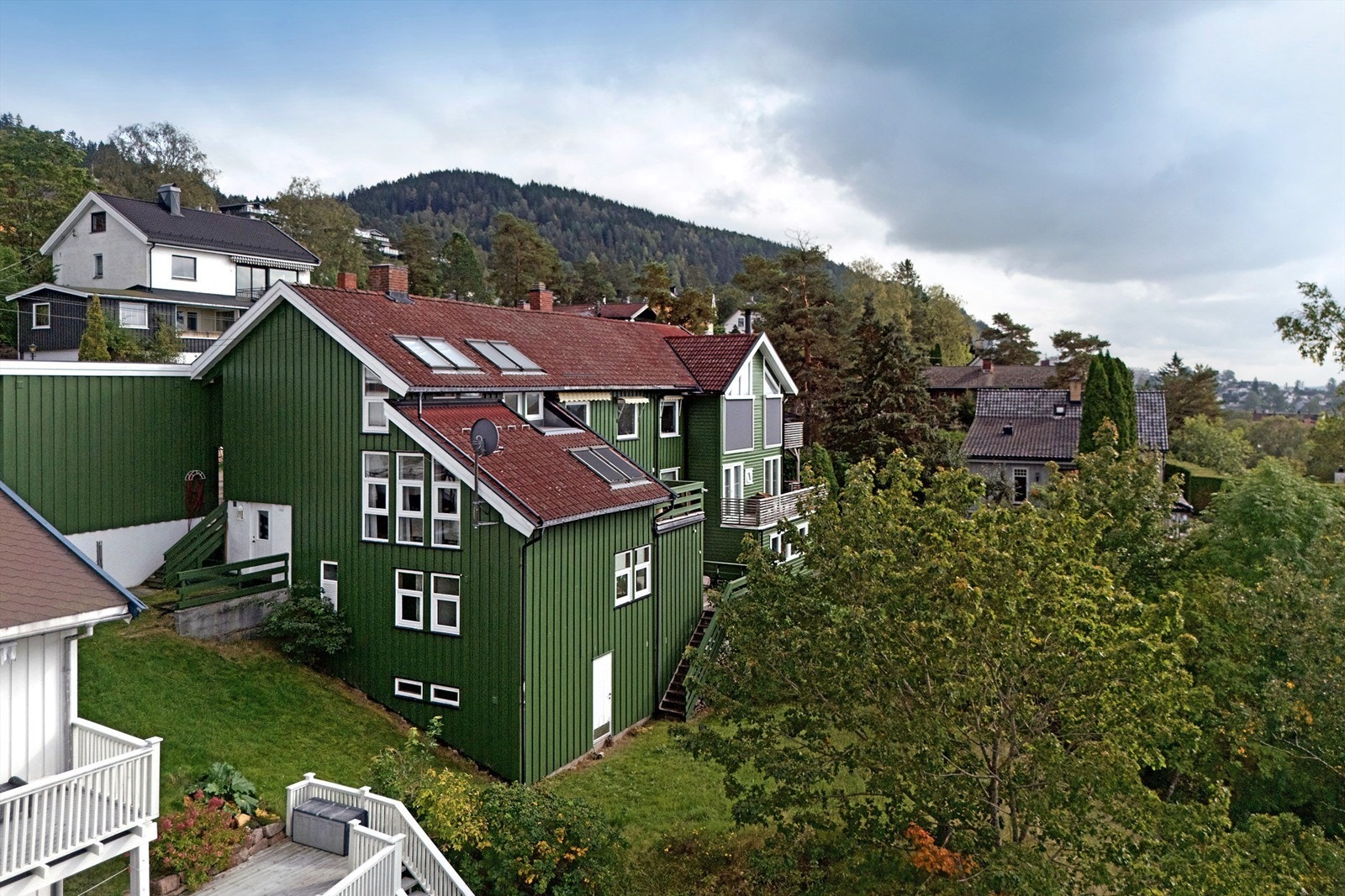 Boligen er romslig med god planløsning og flere halvetasjer. Svært god lagringsplass Galleribilde