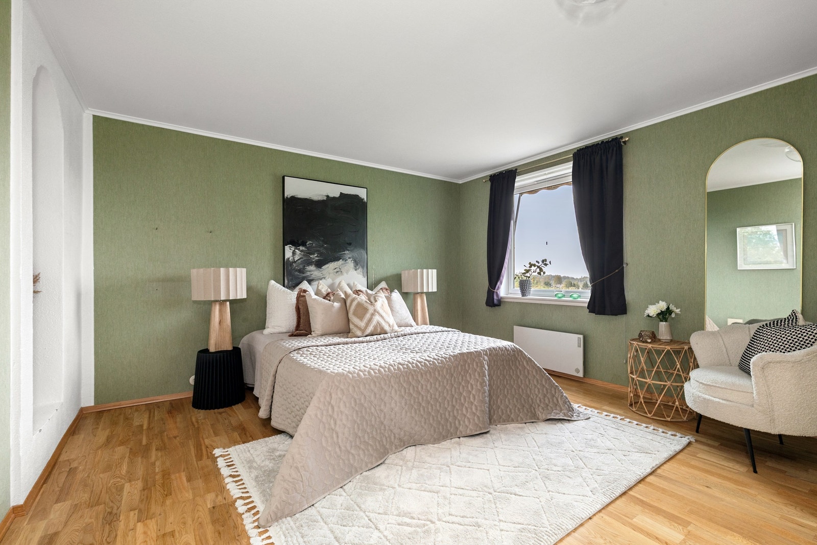 Romslig hovedsoverom med god plass til dobbeltseng med nattbord på hver side Galleribilde