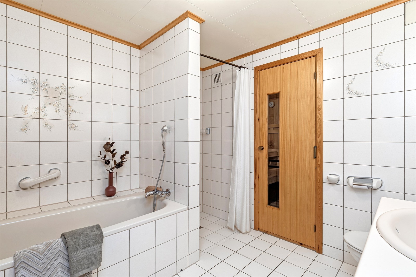 Rommet er innredet med servant, toalett og badekar, samt at det er videre tilgang til en badstue Galleribilde