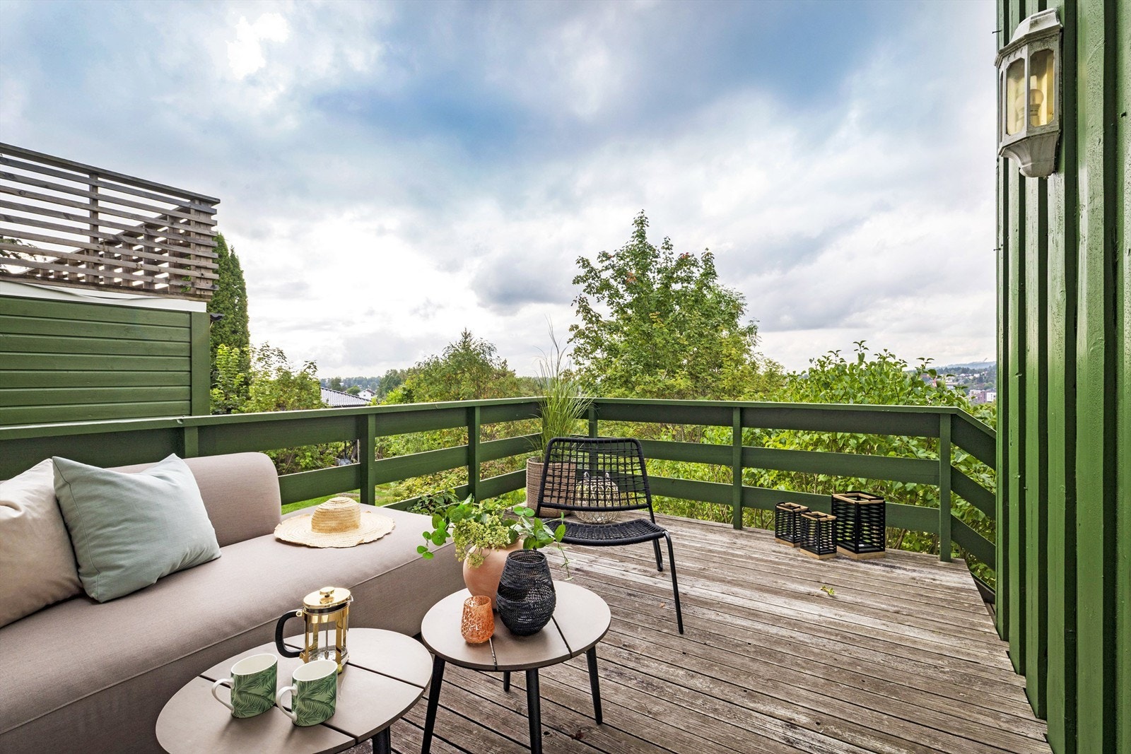 Fra terrassen går det trapp ned til hagen Galleribilde