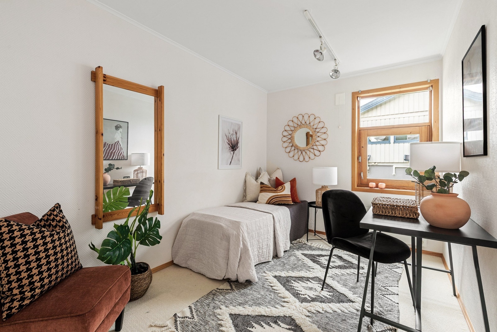 Soverommet har god plass til seng, skrivepult og garderobeskap Galleribilde