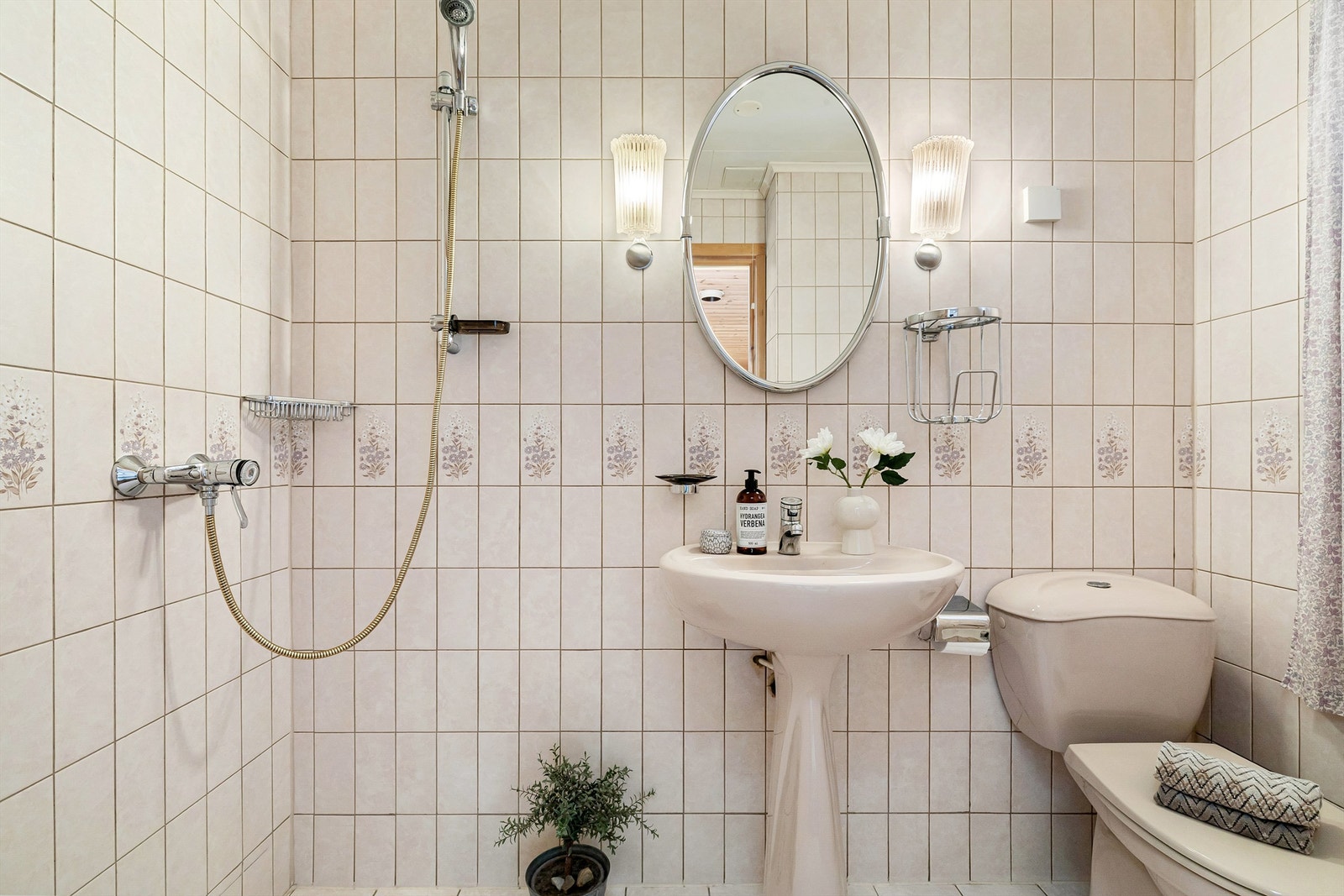 Baderom i 1. etasje tilknyttet gangen Galleribilde