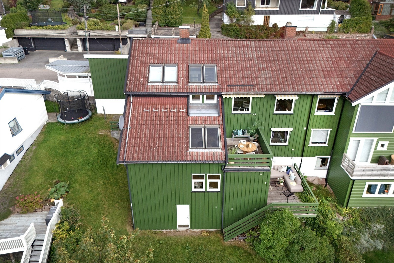 Det er tilgang til feler skjermede og koselige uteplasser samt en hyggelig hage. Stort lagringsrom på ca. 36 kvm bak den hvitedøren ved hagen (fotografen har ikke tatt bilde av rommet) Galleribilde