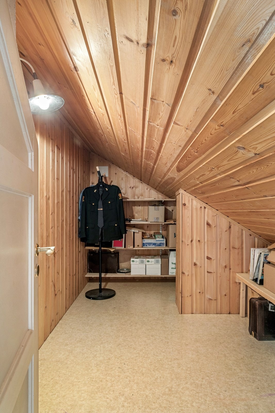 Helt øverst i boligen er det lagringsloft i begge ender (ikke målbart) Galleribilde