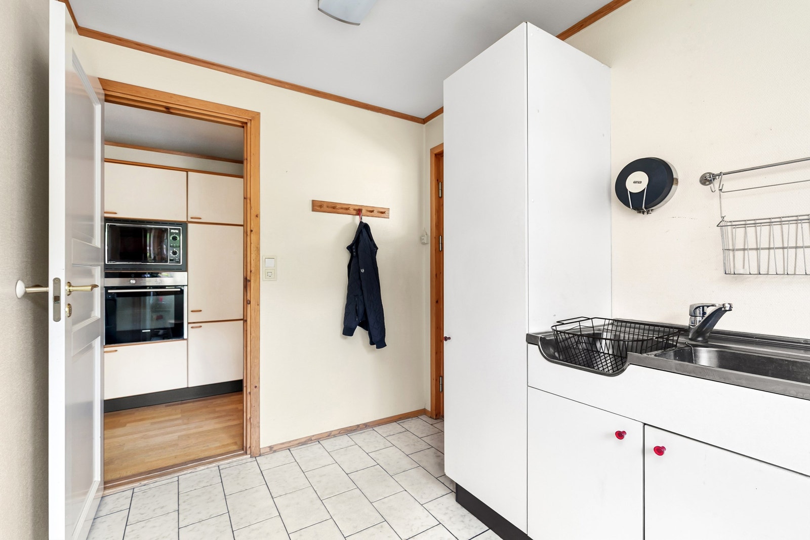 Tilknyttet kjøkkenet ligger et praktisk grovkjøkken Galleribilde