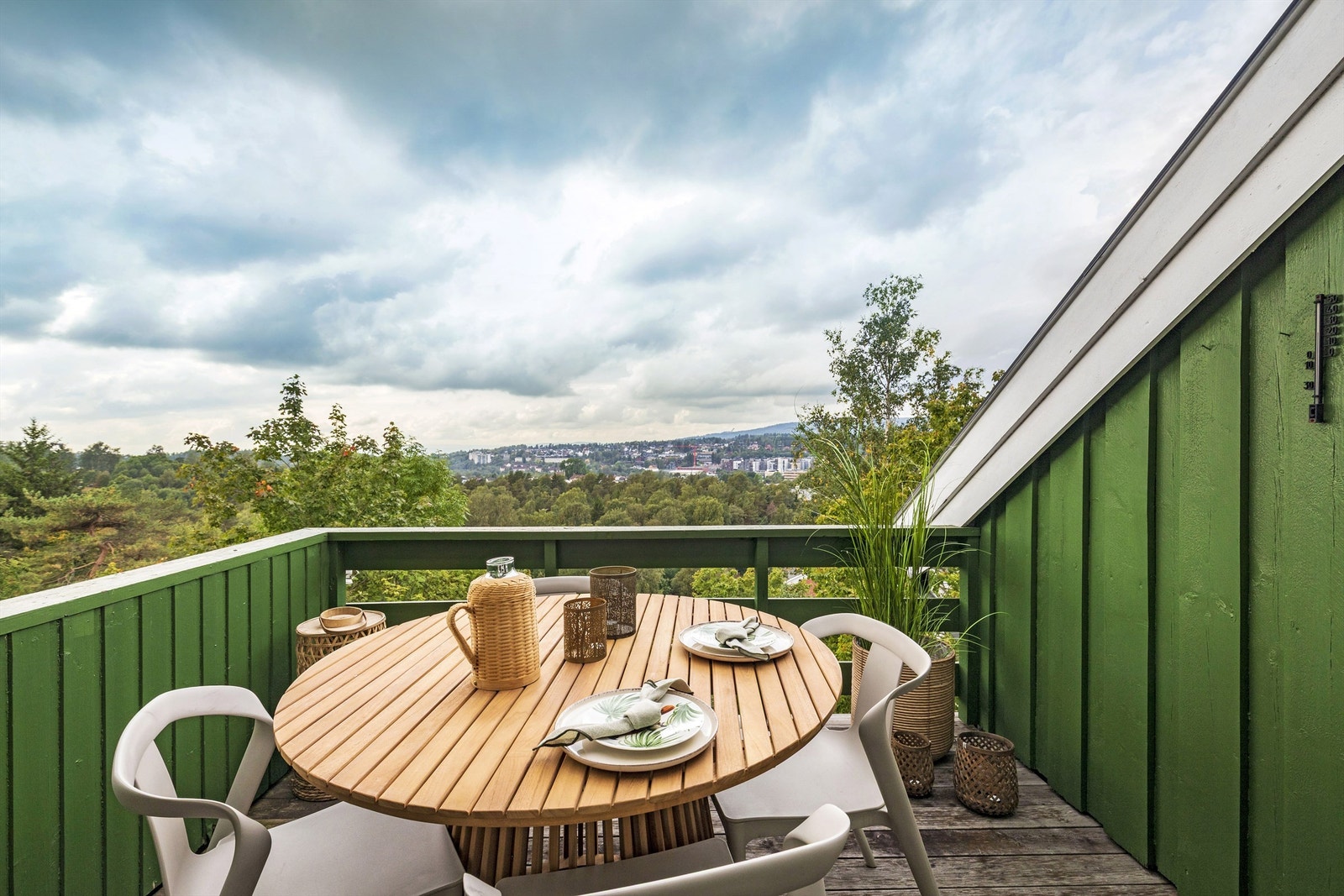 Fra terrassen har du herlig utsikt samtidig som du ligger skjermet til Galleribilde