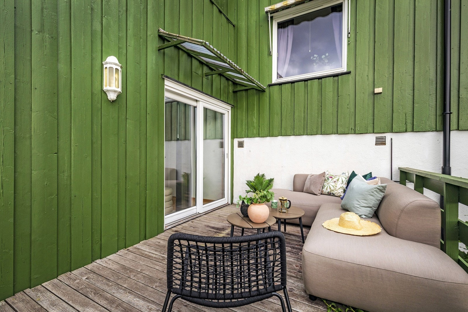 Koselig terrasse me utgang fra kjellerstuen Galleribilde