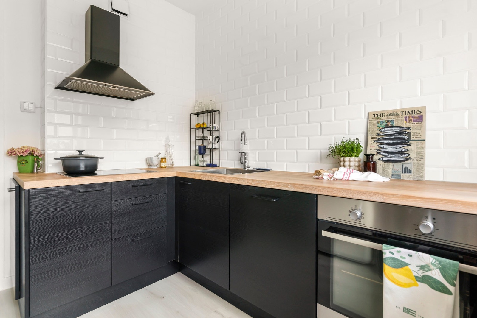 Kjøkkenet byr på tidløse materialvalg som matcher resten av leiligheten. Galleribilde