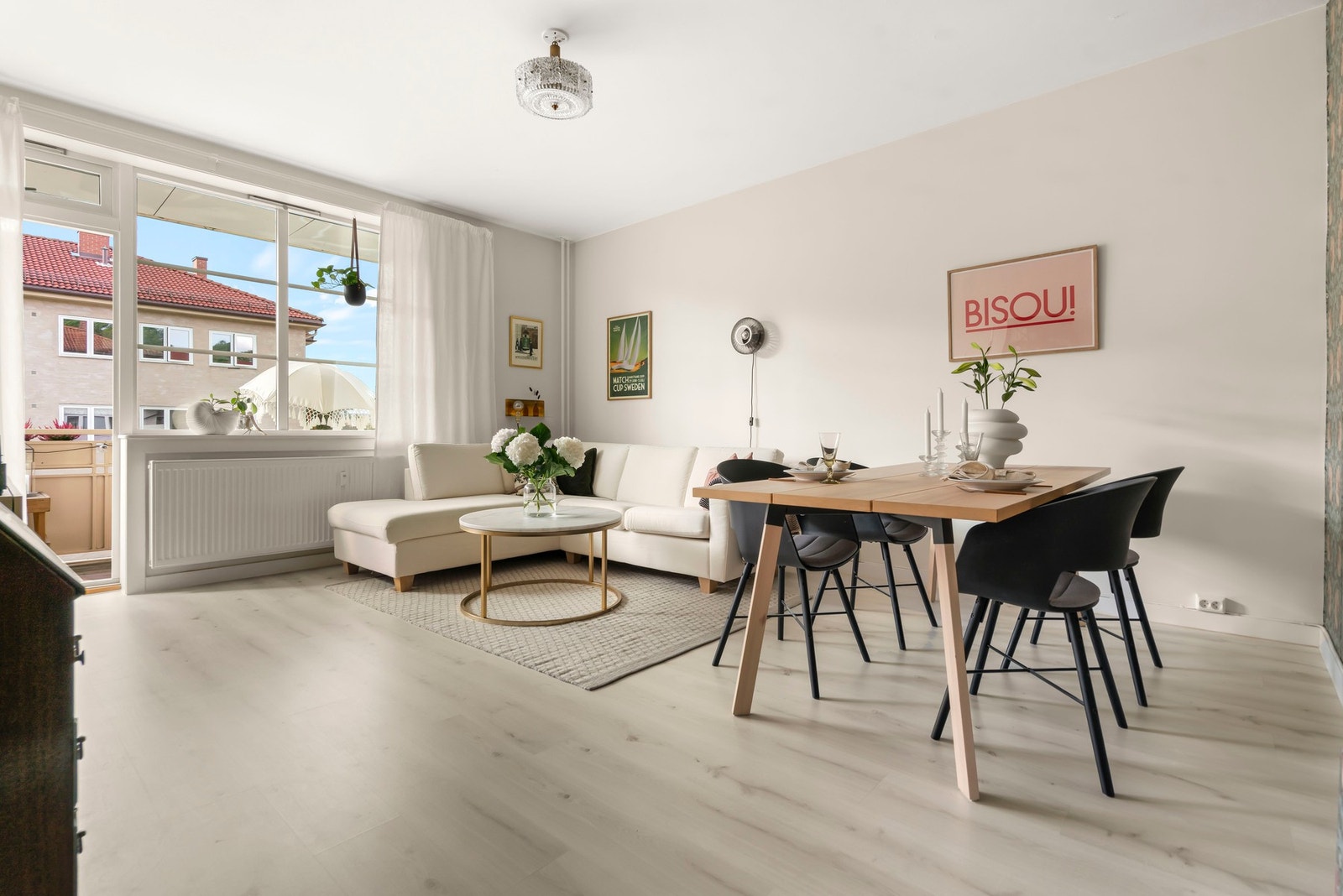 God plass til både sofagruppe og tv-sone - perfekt for hyggelige kvelder. Galleribilde