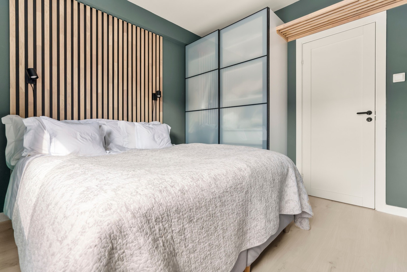 Hjemmet byr på flere smarte løsninger og rikelig med skapplass. Galleribilde