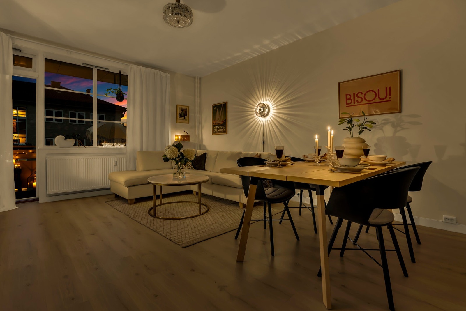 Intim atmosfære som viser hvordan rommet forvandles etter solnedgang. Galleribilde