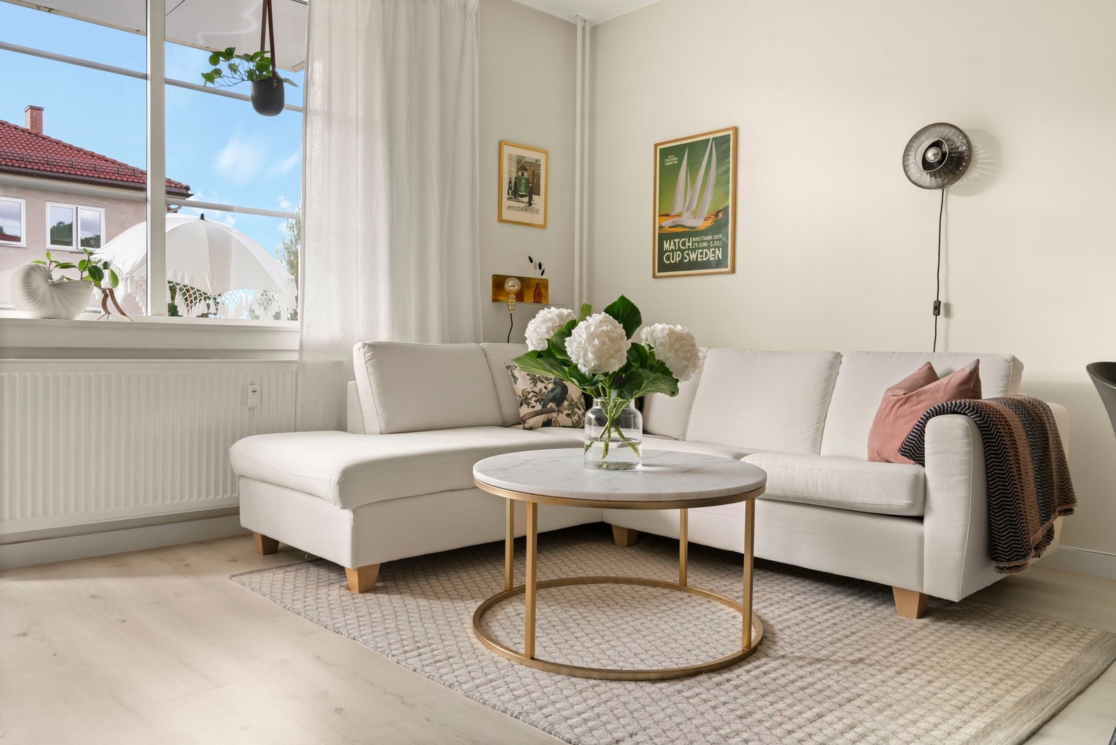 Lys og luftig stue med store vindusflater som slipper inn rikelig med dagslys. Galleribilde