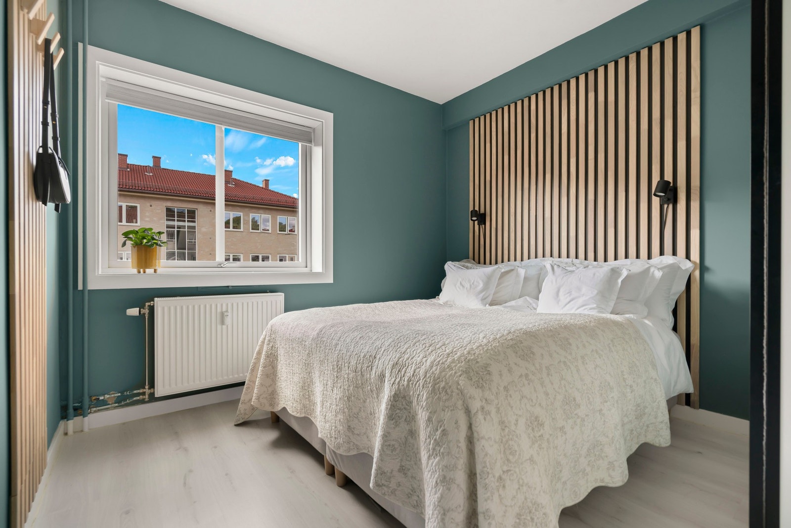 Gjennomført soverom med stilfull spilevegg. Galleribilde