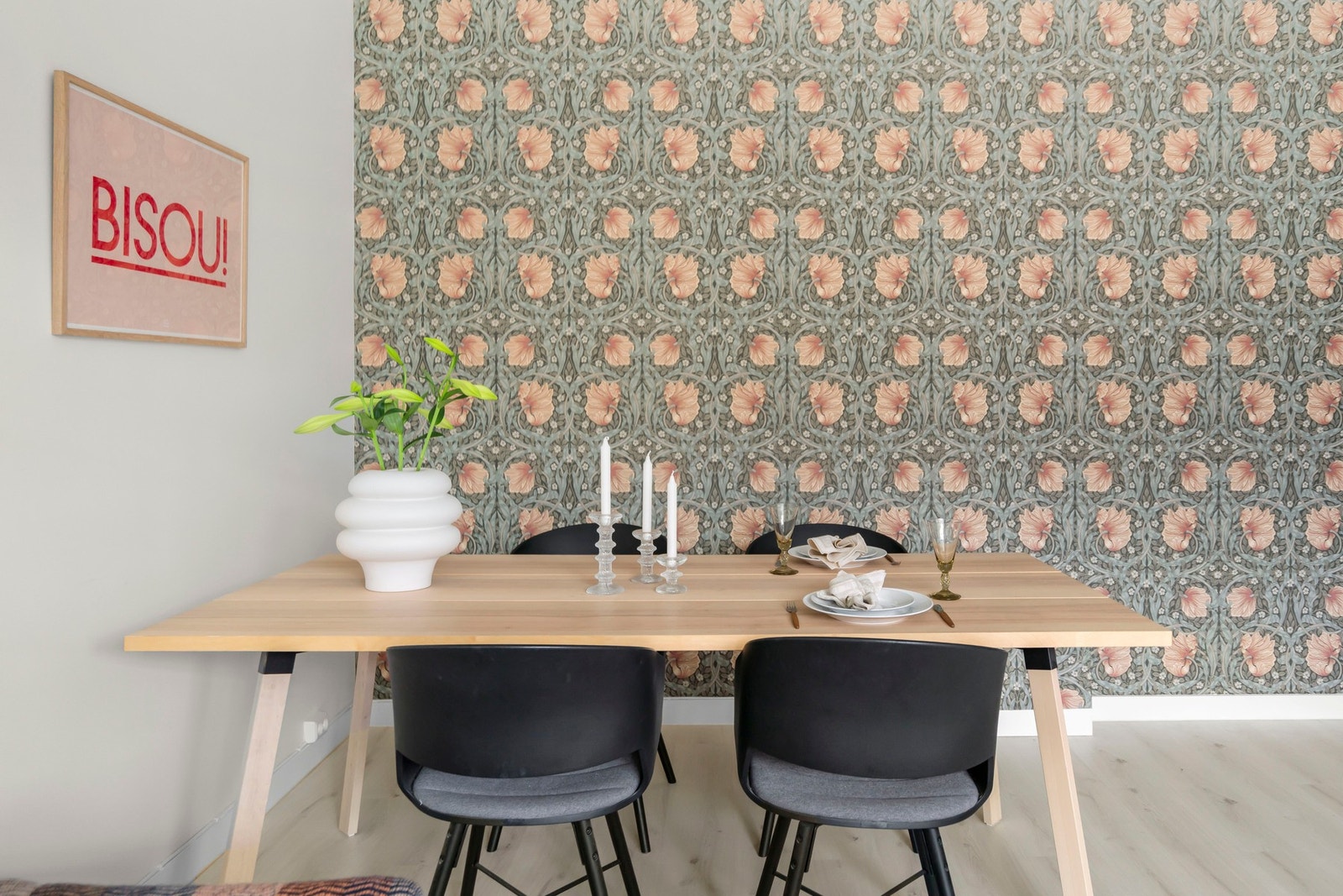 Stuen er luftig, for den som ønsker er det også plass til større spisebord/langbord. Galleribilde