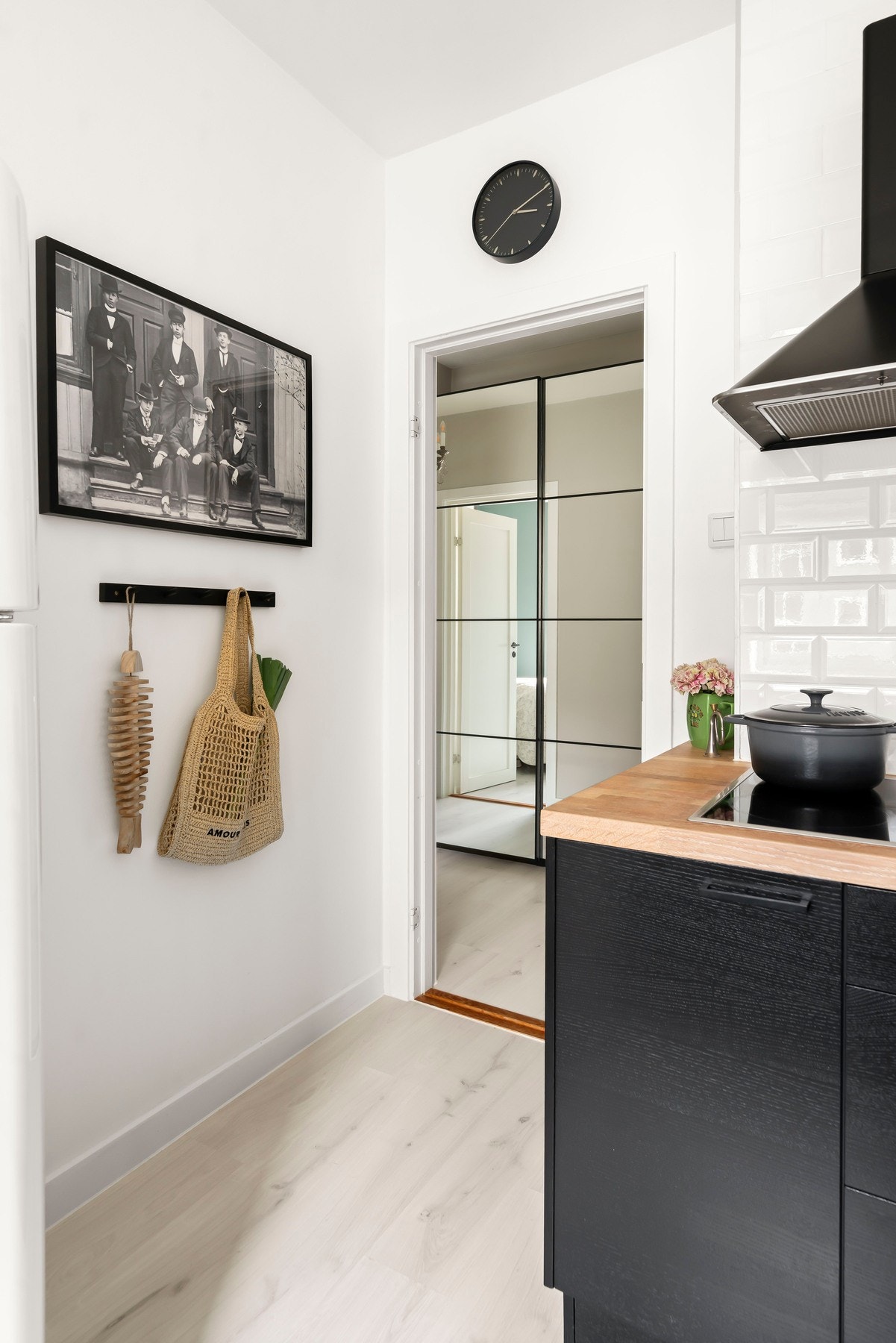 Separat kjøkken som leder videre til inngangspartiet hvor det er gode oppbevaringsmuligheter. Galleribilde