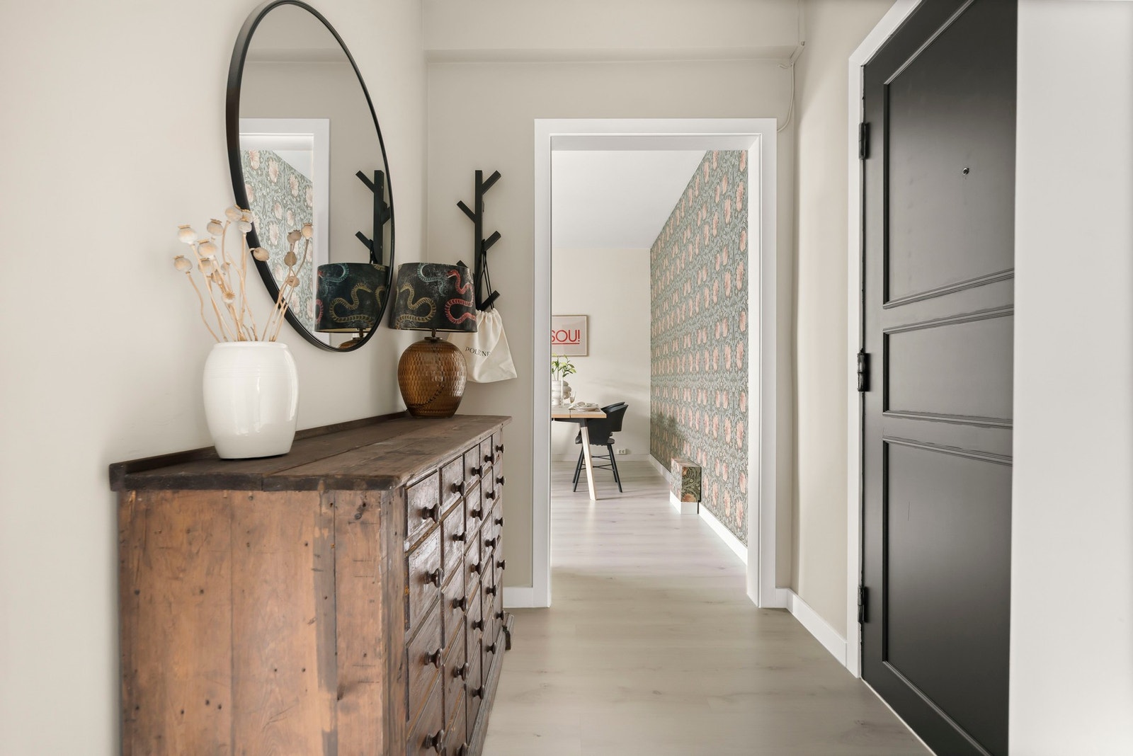 Velkommen inn! Lys entré med plass til garderobe og oppbevaring. Inngangspartiet binder sammen på en elegant måte. Galleribilde