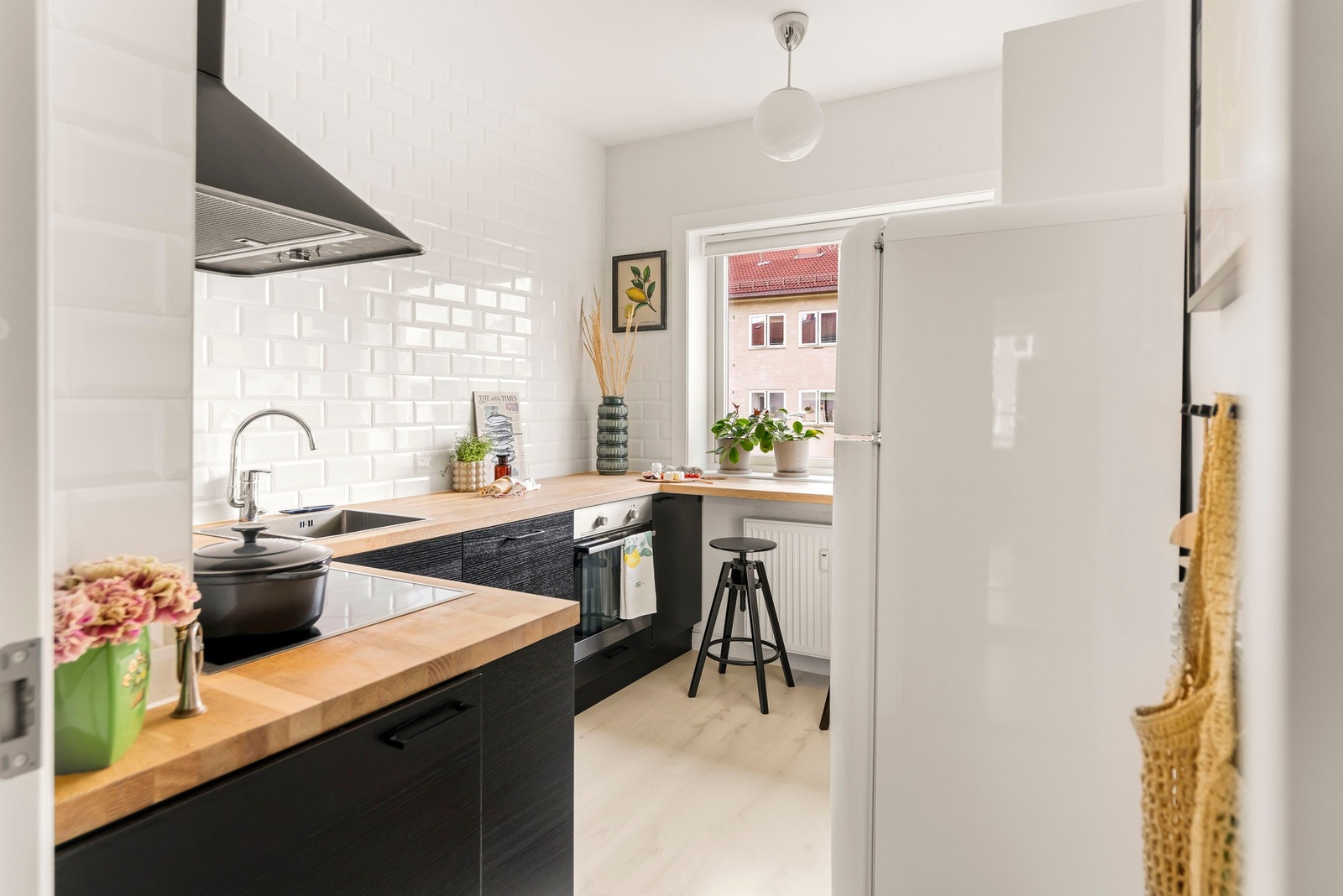 Moderne kjøkken med stilrene fronter og helhetlig uttrykk. Galleribilde