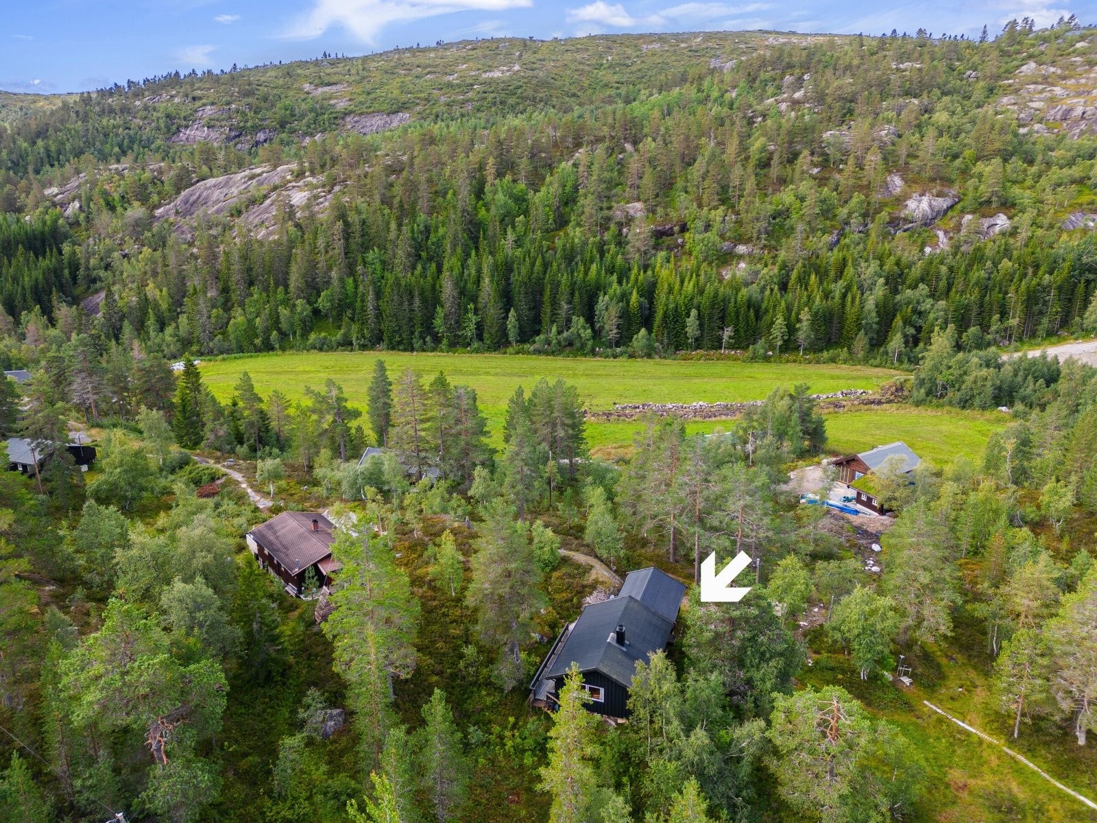 Sommerstid kommer man raskt inn på sti-nettet i området. Galleribilde