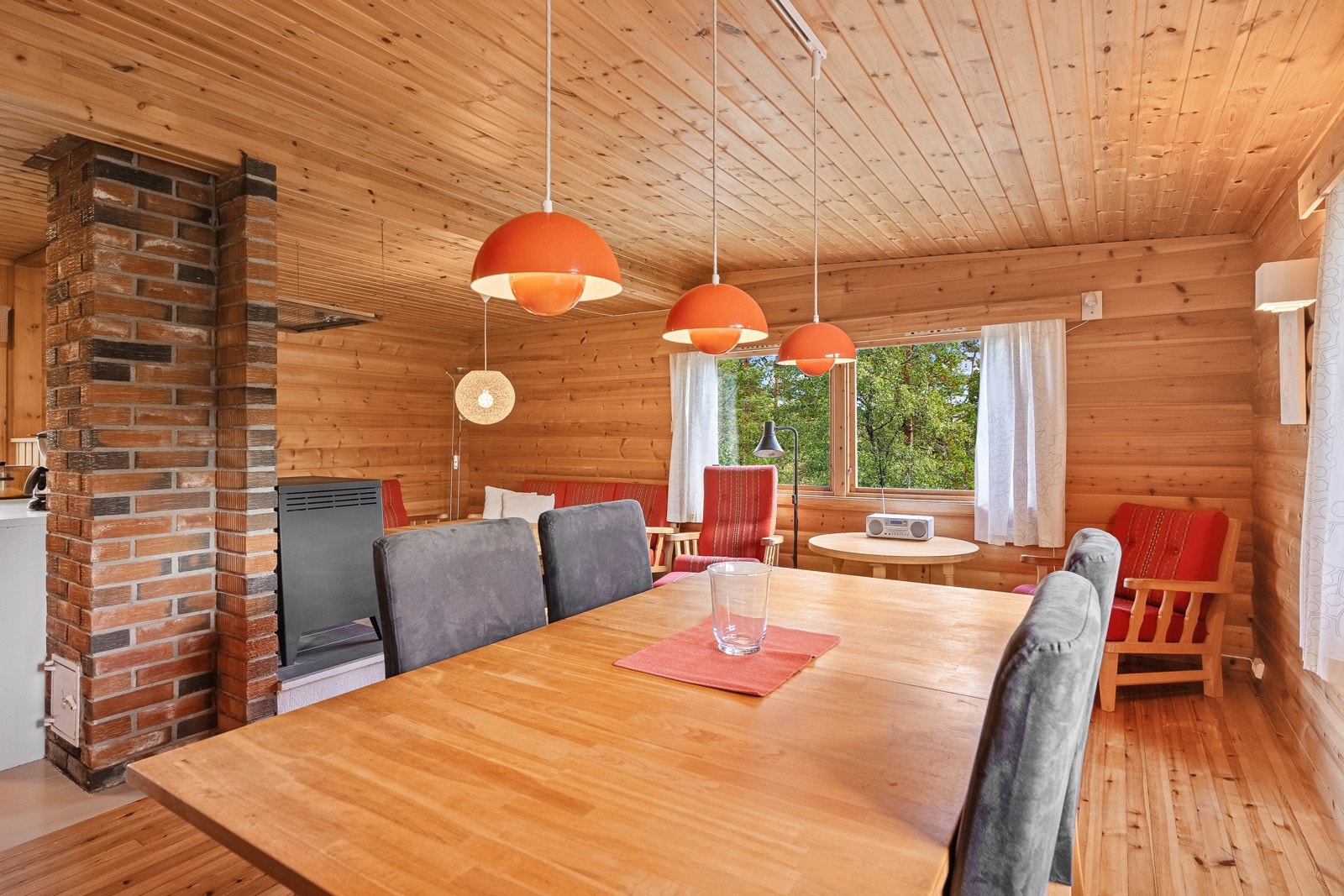 Taklamper over spisebord medfølger. Galleribilde