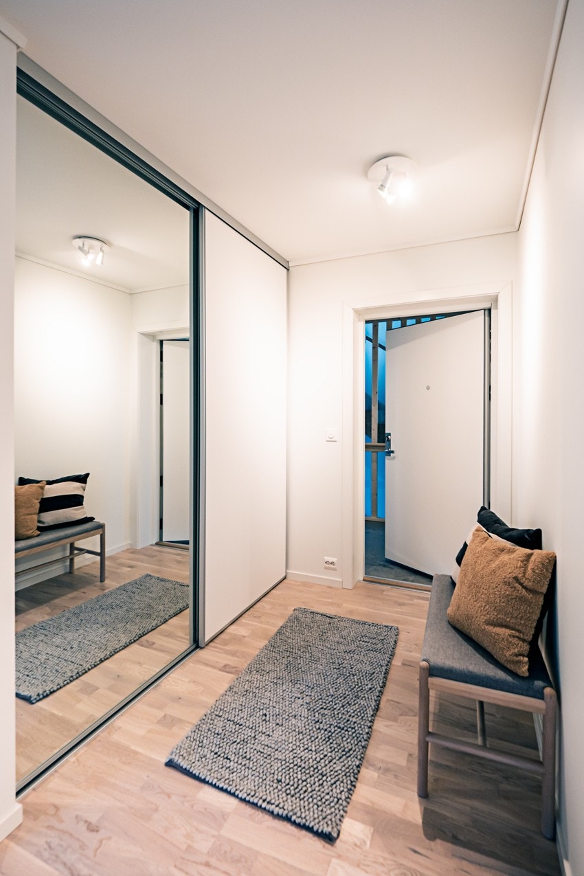 Stor skyvedørsgarderobe som gir god plass for yttertøy, sko m.m. Galleribilde