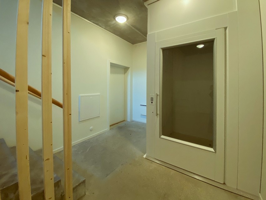 Kjellergang med heis opp til leilighetene Galleribilde