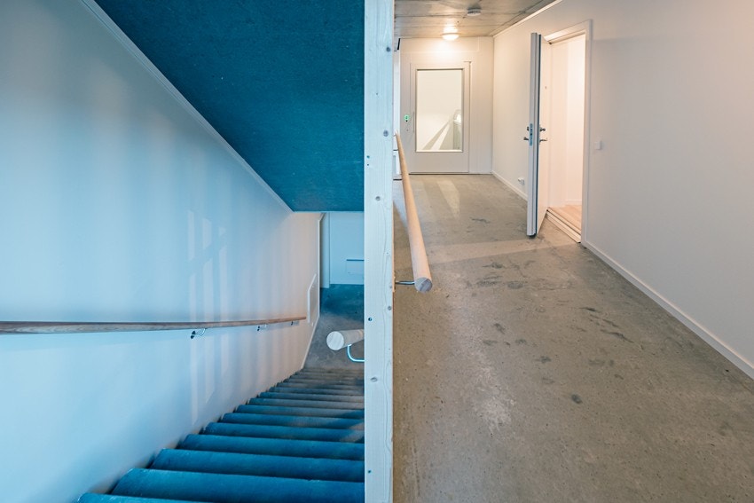 Gang utenfor leiligheten med heis eller trapp til underetasjen Galleribilde