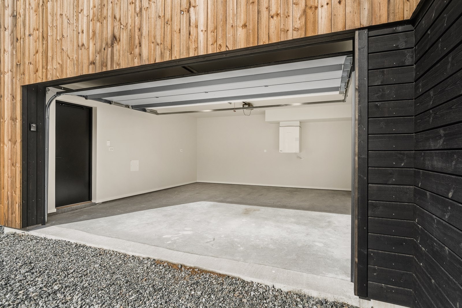 Dobbel garasje med elektrisk portåpner Galleribilde