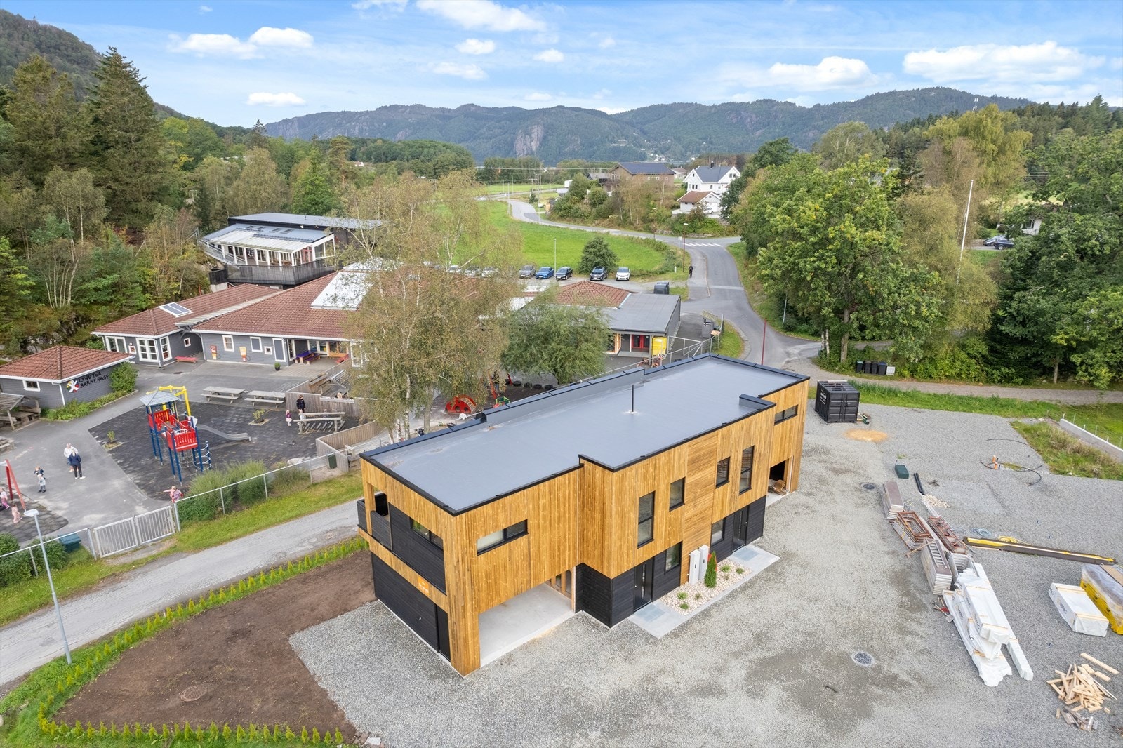 Boligen har en fin beliggenhet i utkanten av Hamran, og nær Rosfjord Galleribilde