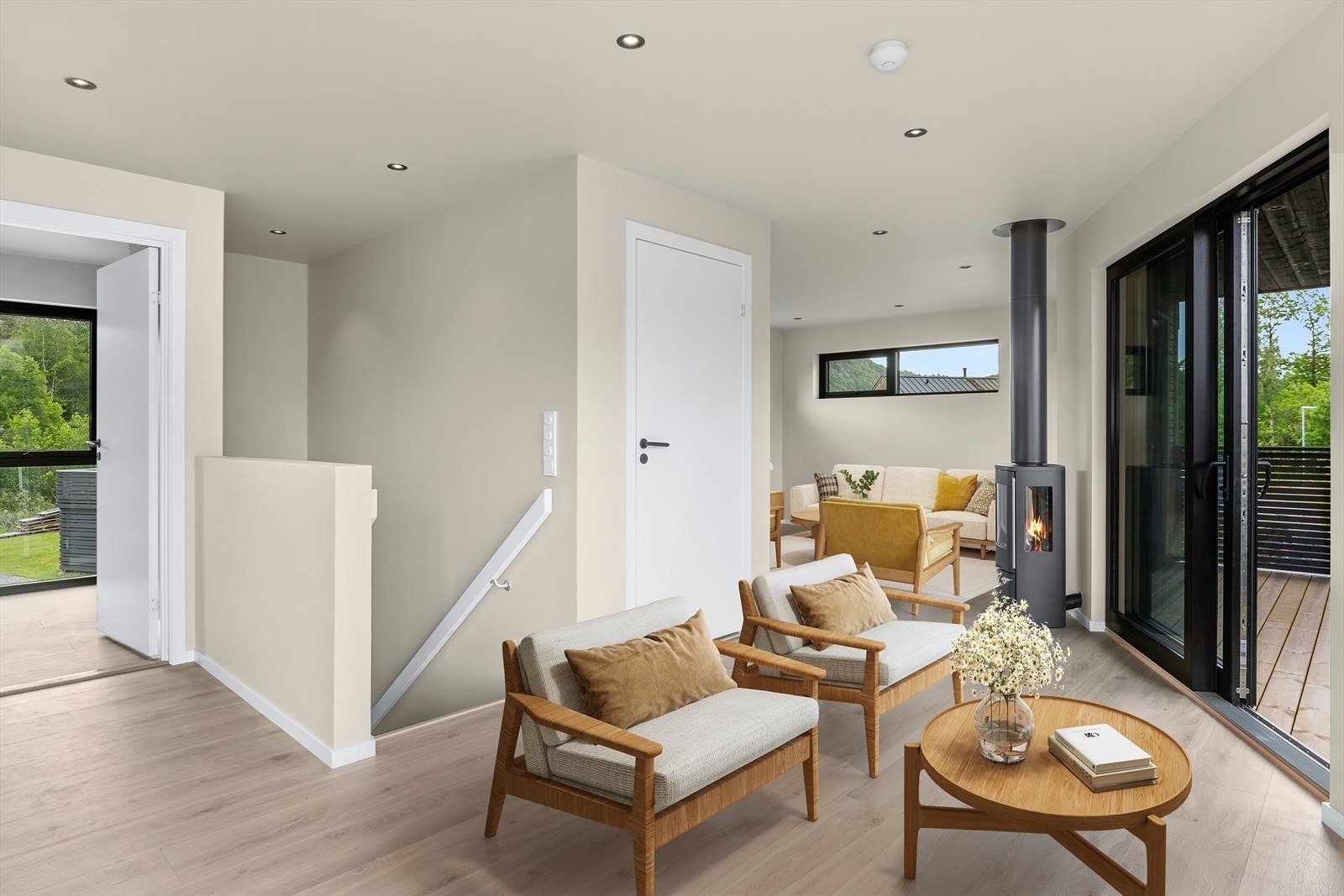 Hyggelig stue inndelt i soner, og åpen kjøkkenløsning Galleribilde