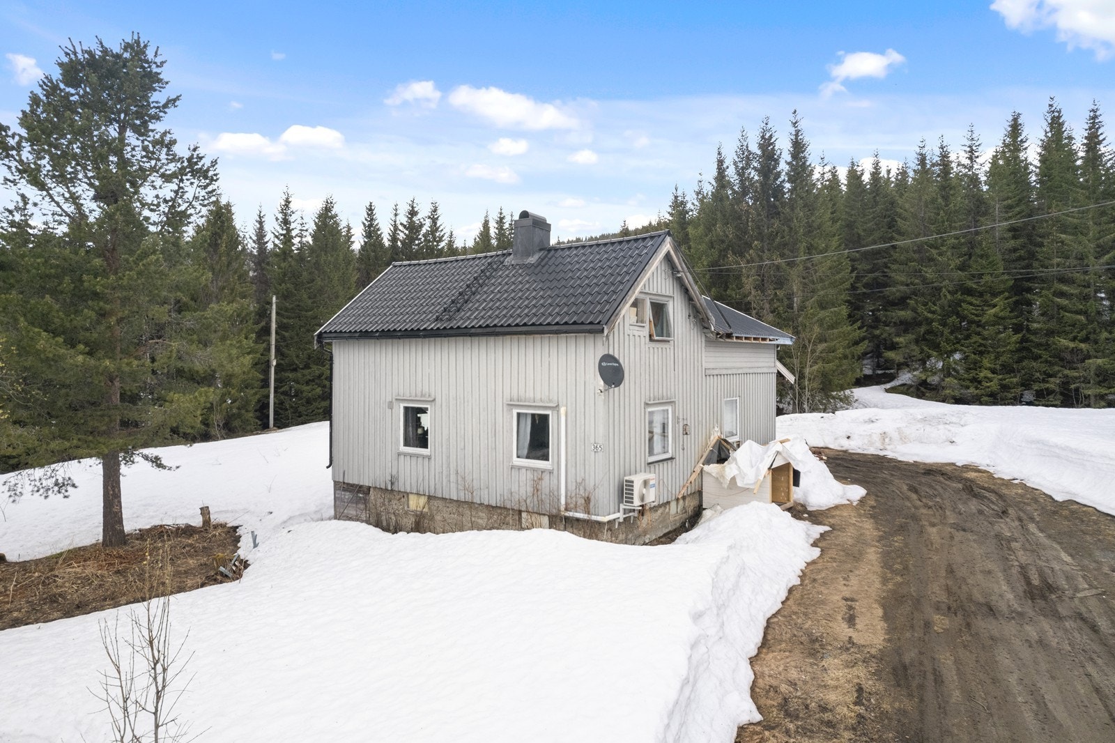 Fin landlig beliggenhet med direkte tilgang til flotte rekreasjonsmuligheter i skog og mark Galleribilde